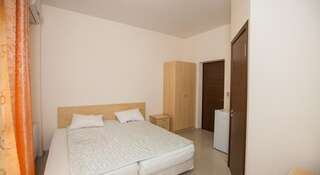 Гостиница Vinograd Guest House Кабардинка Двухместный номер с 1 кроватью или 2 отдельными кроватями и балконом-1