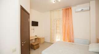 Гостиница Vinograd Guest House Кабардинка Двухместный номер с 1 кроватью или 2 отдельными кроватями и балконом-3